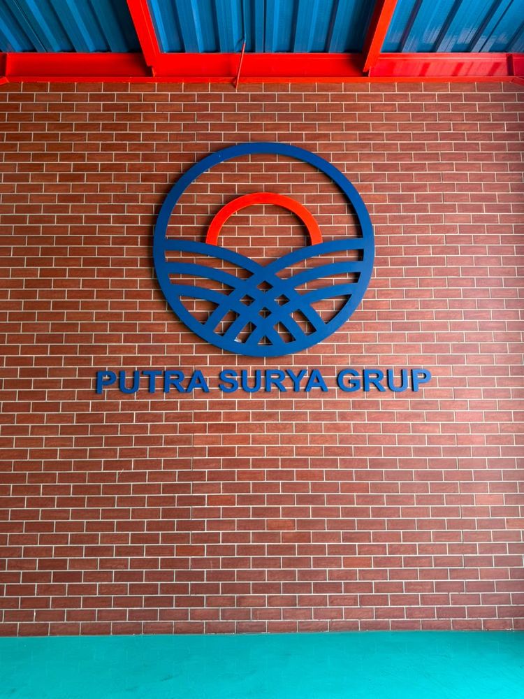 Dinding logo PT Putra Surya Grup